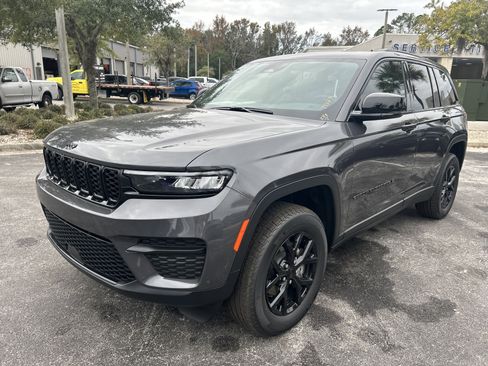 New 2025 Jeep Grand Cherokee Altitude image 3