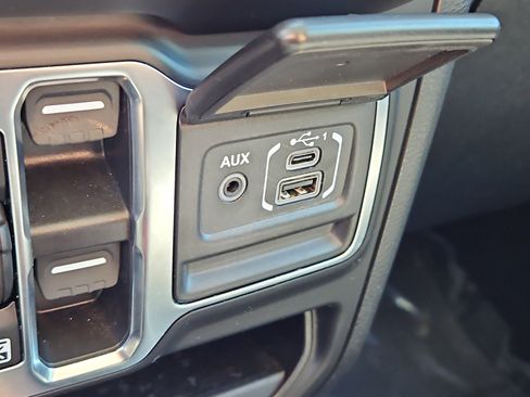 Used 2022 Jeep Gladiator Willys image 17