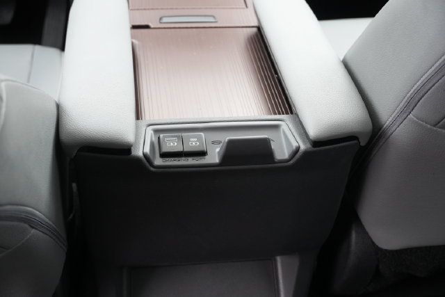 Used 2024 Toyota Sienna XLE FWD image 18