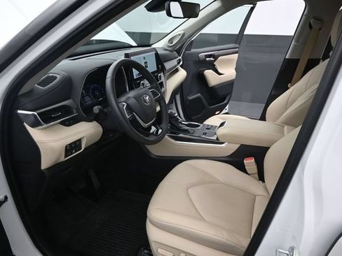 Used 2025 Toyota Highlander Limited FWD image 4