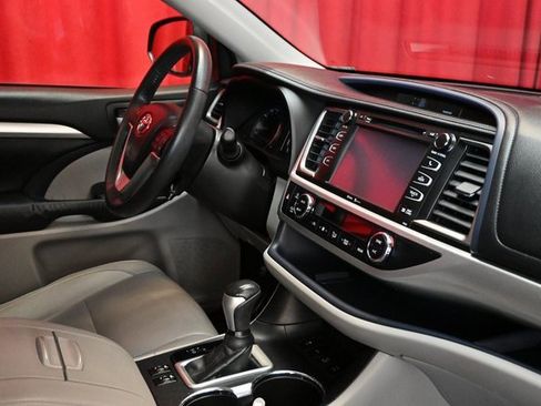 Used 2015 Toyota Highlander XLE image 16