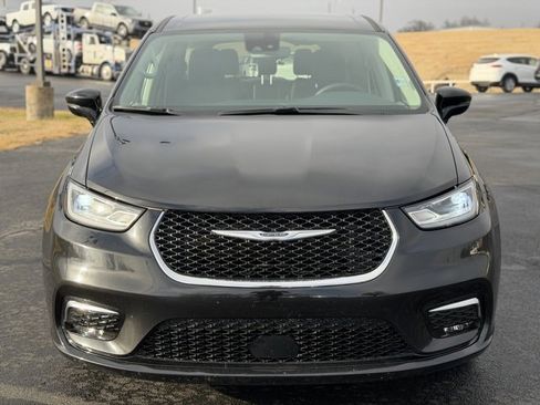 Used 2024 Chrysler Pacifica Touring-L image 2