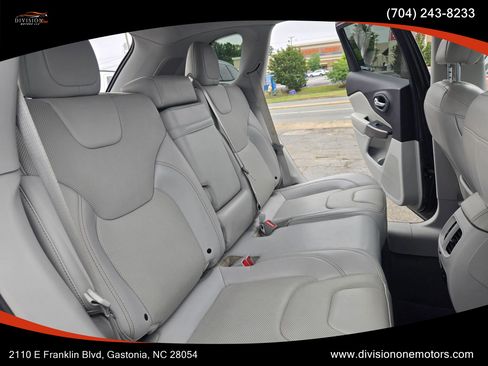Used 2019 Jeep Cherokee Limited AWD/4WD image 12