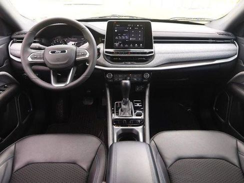 Used 2025 Jeep Compass Latitude w/ Sun & Sound Group AWD/4WD image 23