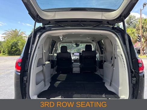 Used 2023 Chrysler Pacifica Touring-L FWD image 10