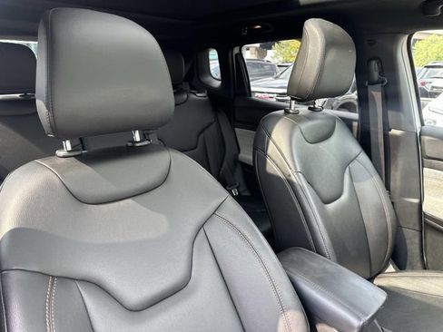 Used 2024 Jeep Compass Latitude w/ Sun and Sound Group AWD/4WD image 11