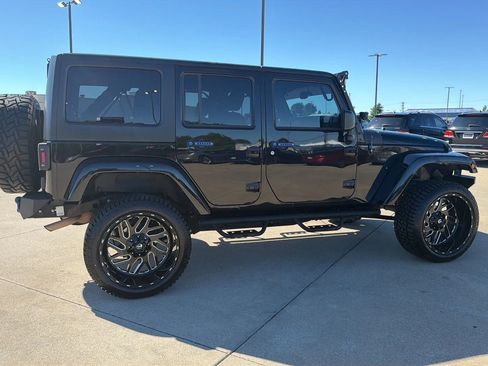 Used 2016 Jeep Wrangler Unlimited Sahara w/ Connectivity Group AWD/4WD image 23