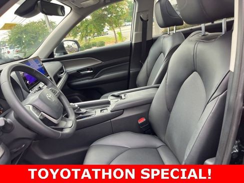 Used 2024 Toyota Grand Highlander XLE image 8