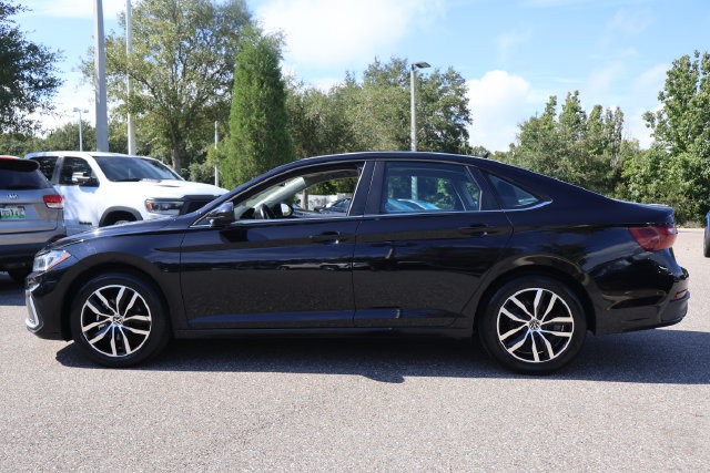 Used 2025 Volkswagen Jetta SE FWD image 5