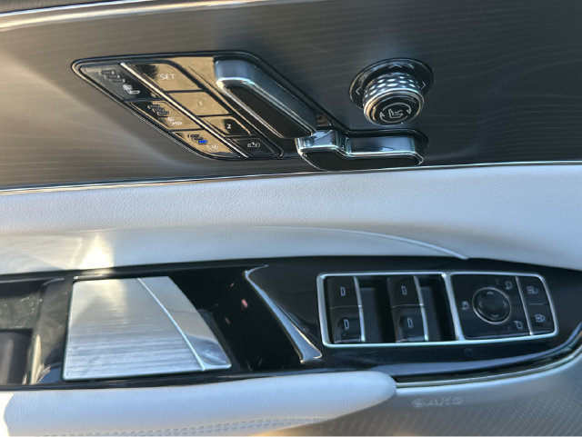 Certified 2024 Cadillac Lyriq Luxury AWD/4WD image 34