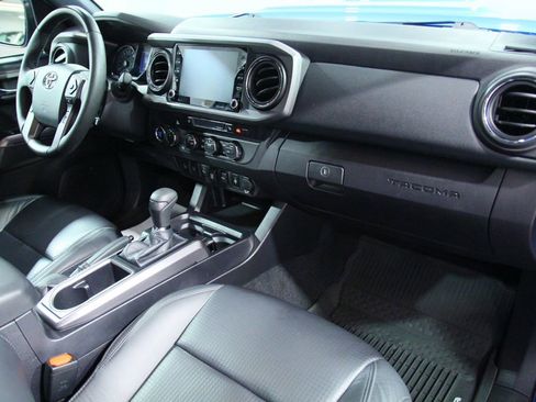 Used 2020 Toyota Tacoma TRD Sport w/ TRD Premium Sport Package AWD/4WD image 21