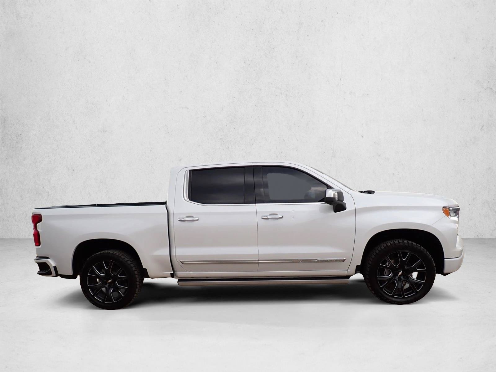Used 2023 Chevrolet Silverado 1500 High Country w/ High Country Premium Package AWD/4WD image 4