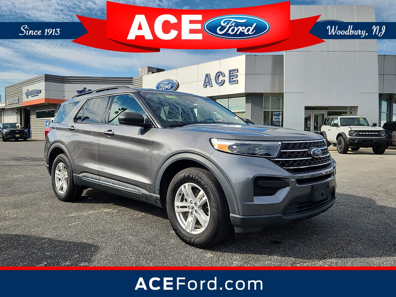 Used 2023 Ford Explorer XLT AWD/4WD image 1