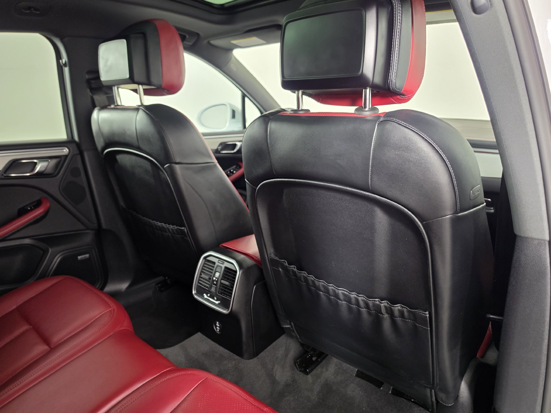 Used 2025 Porsche Macan AWD/4WD image 34