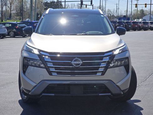 Used 2025 Nissan Rogue SL w/ Tech Package image 2