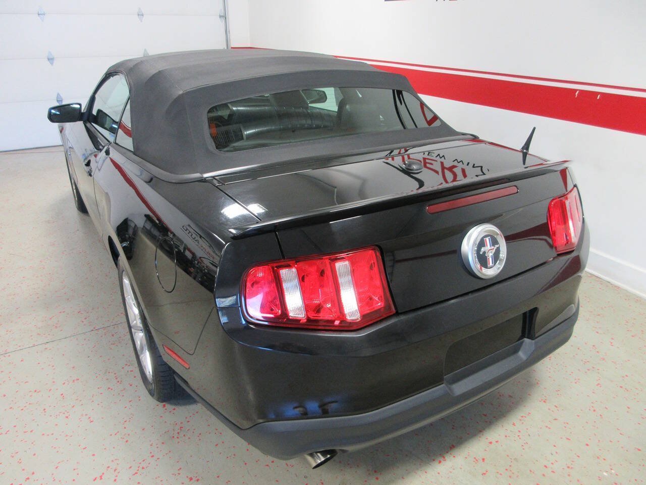 Used 2011 Ford Mustang Premium w/ 202A Rapid Spec Order Code RWD image 17