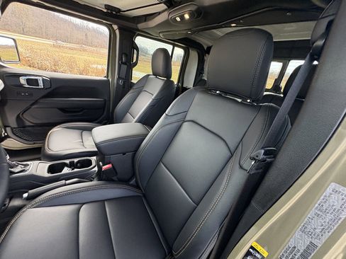 Used 2025 Jeep Gladiator Sport image 32