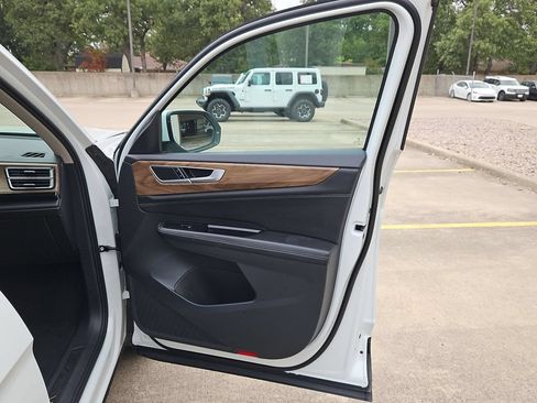 Used 2025 Volkswagen Atlas SE FWD image 34