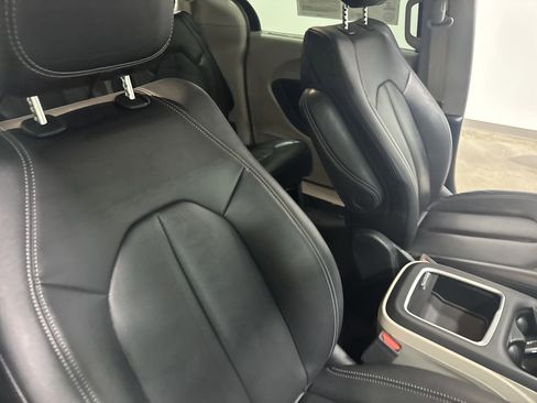 Used 2024 Chrysler Pacifica Touring-L image 41