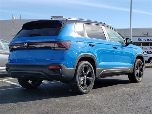 New 2025 Volkswagen Taos SE image 3