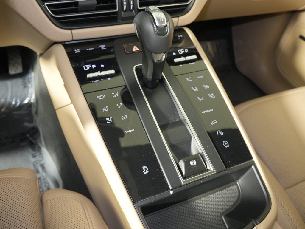 Certified 2024 Porsche Macan w/ Premium Plus Package AWD/4WD image 35