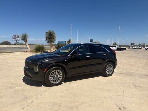 Used 2025 Cadillac XT4 Premium Luxury image 3