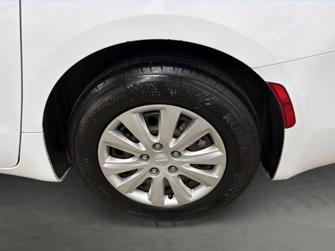 Used 2021 Chrysler Voyager L image 15