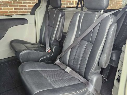 Used 2015 Chrysler Town & Country Touring-L w/ Driver Convenience Group image 14