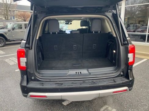 Used 2023 Ford Expedition XLT image 7