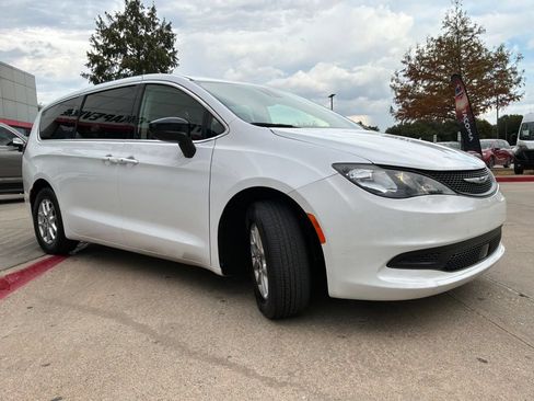 Used 2024 Chrysler Voyager LX FWD image 4
