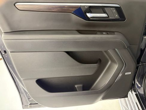 Used 2025 Chevrolet Suburban Premier image 41