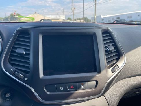 Used 2021 Jeep Cherokee Trailhawk AWD/4WD image 5