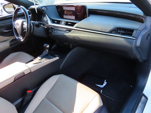 Used 2019 Lexus ES 350 w/ Premium Package image 10