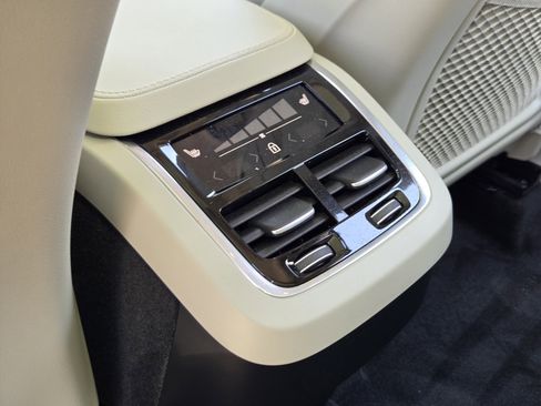 Certified 2025 Volvo XC90 B5 Ultra w/ Protection Package Premier image 42