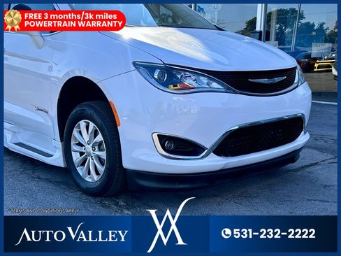 Used 2018 Chrysler Pacifica Touring Plus FWD image 11