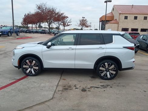 Used 2025 Mitsubishi Outlander SE image 4