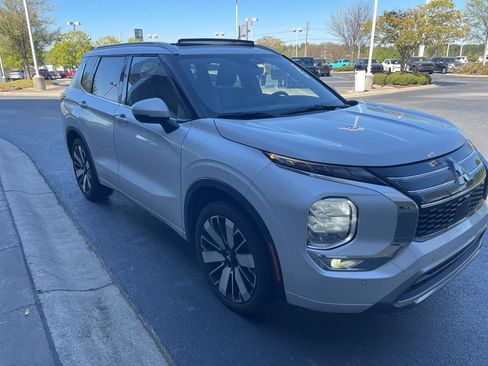 Used 2025 Mitsubishi Outlander SEL image 2
