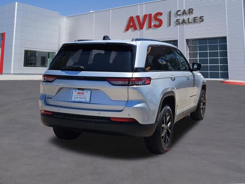 Used 2025 Jeep Grand Cherokee Altitude AWD/4WD image 6