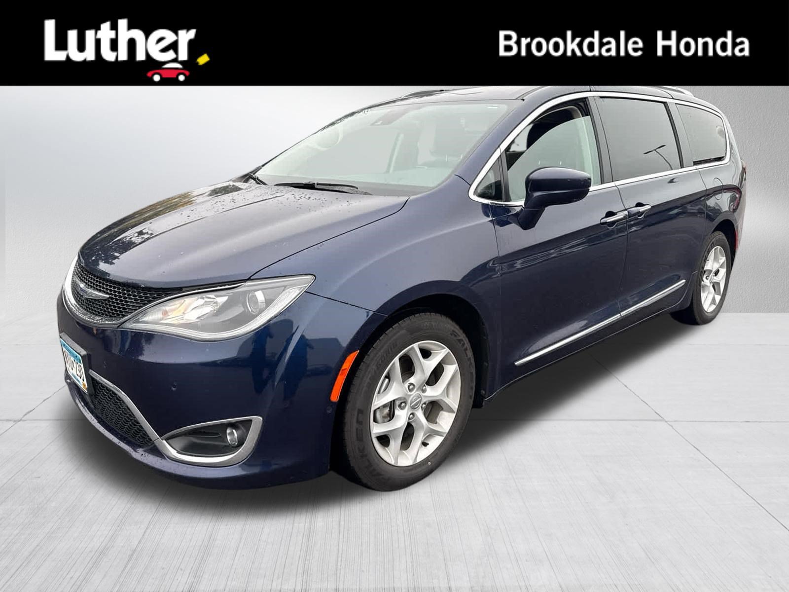 Used 2017 Chrysler Pacifica Touring-L Plus w/ Advanced Safetytec Group FWD image 1