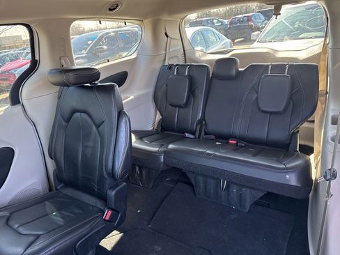 Used 2022 Chrysler Pacifica Touring-L image 12