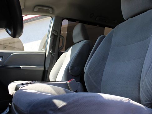 Used 2019 Toyota Sienna LE FWD image 11