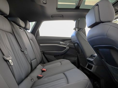 Used 2023 Audi e-tron Premium Plus w/ Premium Plus Package image 31