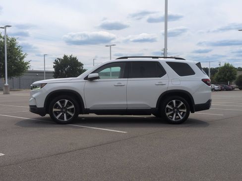 Used 2024 Honda Pilot Touring image 7