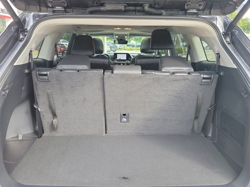 Used 2024 Toyota Highlander XLE AWD/4WD image 11