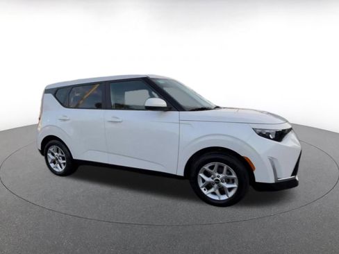 Used 2025 Kia Soul LX w/ LX Technology Package image 2