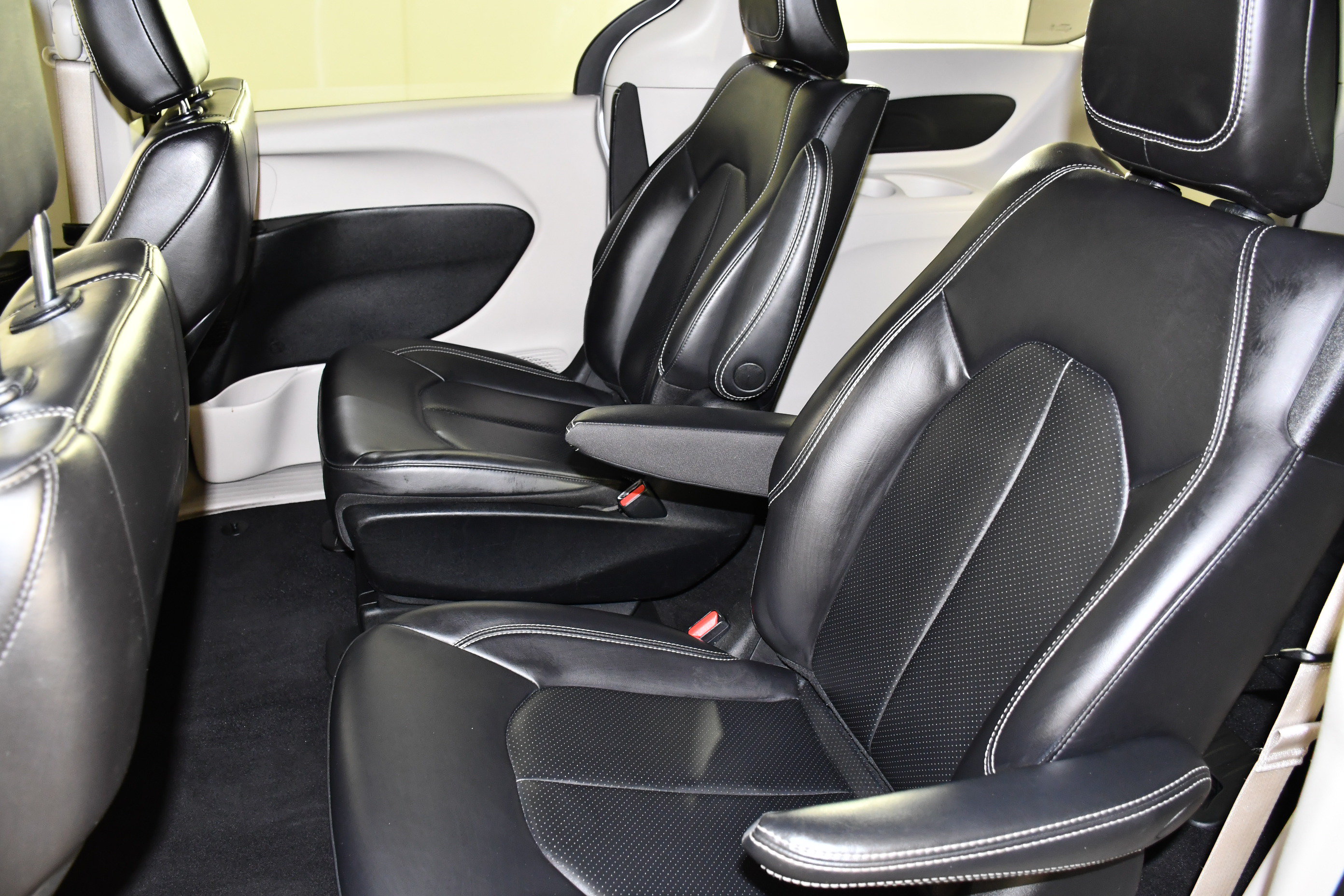 Used 2023 Chrysler Pacifica Touring-L FWD image 46