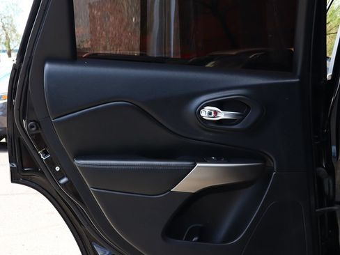 Used 2019 Jeep Cherokee Latitude w/ Popular Appearance Group FWD image 32