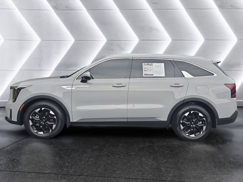 Used 2025 Kia Sorento S FWD image 2