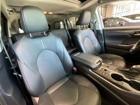 Used 2023 Toyota Highlander Limited AWD/4WD image 19