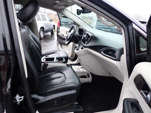 Used 2018 Chrysler Pacifica Touring-L Plus image 14